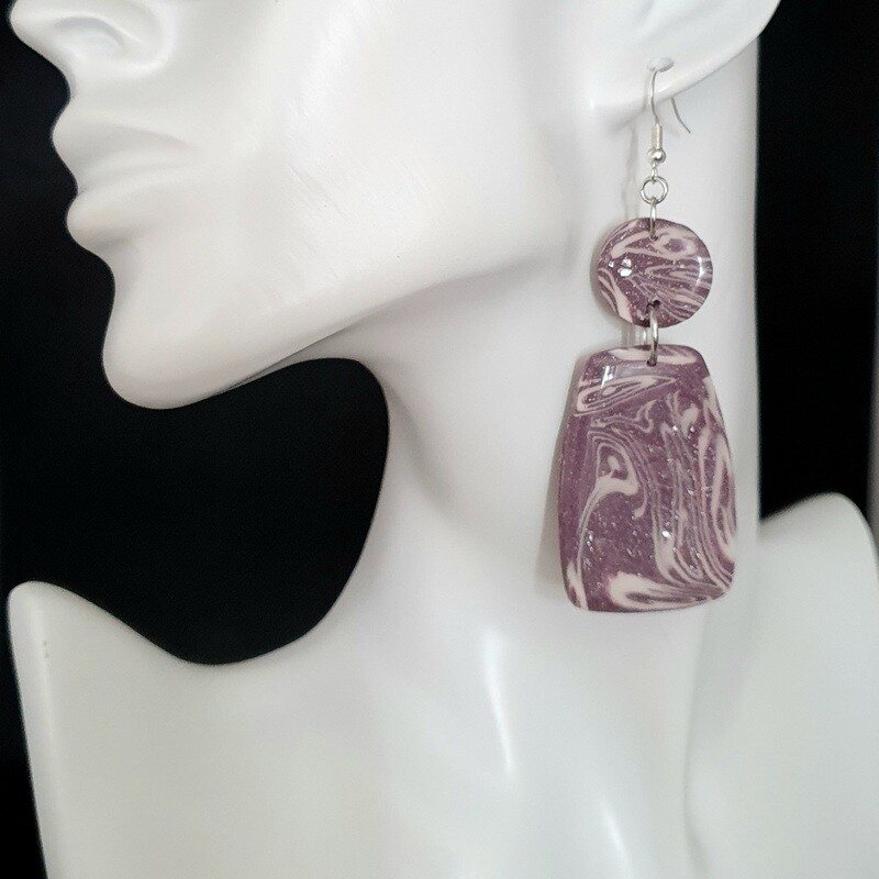 🤩 Nouvelle collection 🤩 Originales et élégantes Boucles d&#39;oreilles en argile Polymère mauve, marbrée blanc nacré et feuilles d&#39;argent froissées. Création artisanale. Exemplaire unique