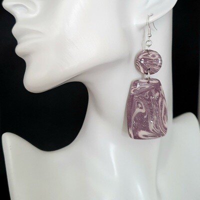 🤩 Nouvelle collection 🤩 Originales et élégantes Boucles d&#39;oreilles en argile Polymère mauve, marbrée blanc nacré et feuilles d&#39;argent froissées. Création artisanale. Exemplaire unique