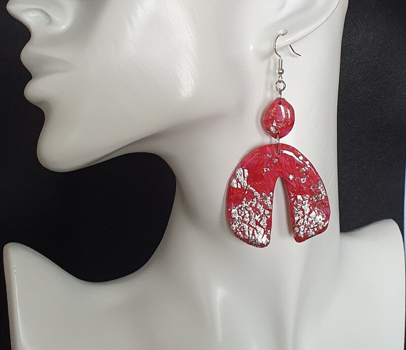 🤩 Nouvelle collection Polymère 🤩 B.O en argile Polymère fuchsia et feuilles d&#39;argent froissées. Création artisanale. Exemplaire unique.