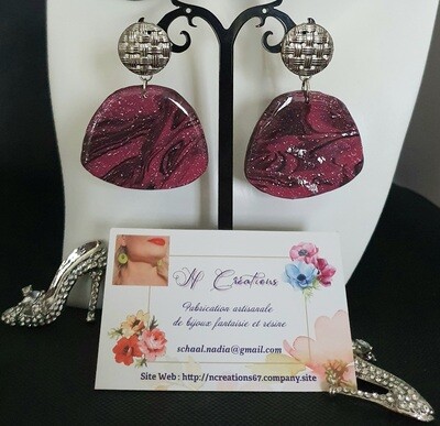 🤩 Nouvelle collection Polymère 🤩 
B.O en argile Polymère violette, marbrées de noir et feuilles d&#39;argent froissées. Création artisanale. Exemplaire unique.