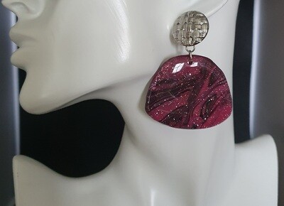 🤩 Nouvelle collection Polymère 🤩 
B.O en argile Polymère violette, marbrées de noir et feuilles d&#39;argent froissées. Création artisanale. Exemplaire unique.