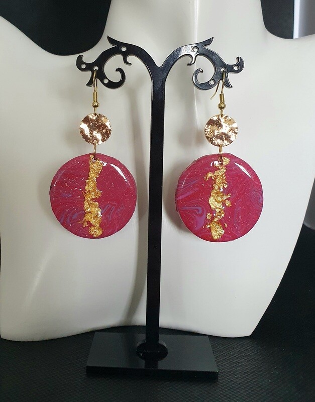 🤩 Nouvelle collection Polymère 🤩 B.O rondes en argile Polymère fuchsia et feuilles d&#39;or froissées. Création artisanale. Exemplaire unique.