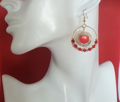 💖 Très jolies et très légères créoles dorées et perles toupies facettées en  cristal rouge. Cabochons Polymère assortis. Création artisanale. Exemplaire unique.