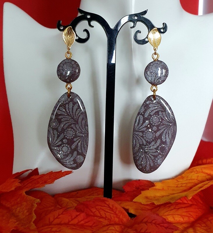 🫐🤩 Très jolies B.O en argile Polymère couleur prune. Impressions végétales blanches. Création artisanale. Exemplaire unique.