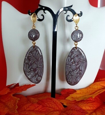 🫐🤩 Très jolies B.O en argile Polymère couleur prune. Impressions végétales blanches. Création artisanale. Exemplaire unique.