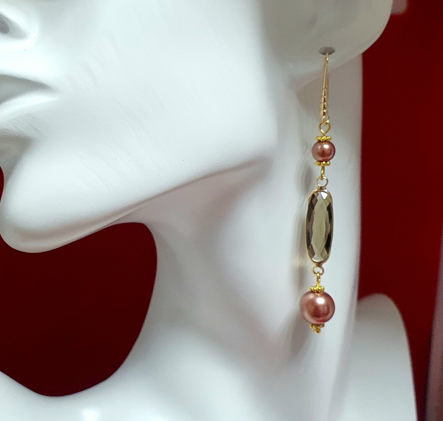 💖 Collection Bijoux de Fêtes 💖 Superbes boucles d&#39;oreilles dorées. Pendentifs ovales sertis en cristal facetté et perles couleur marron glaçé. Création artisanale. Modèle unique.