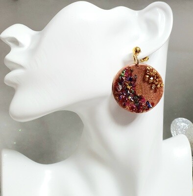 💝 Bijoux de Fêtes 💝 Originales et colorées B.O rondes en argile Polymère rose mordoré. Pépites de métal multicolores. Création artisanale. Exemplaire unique.