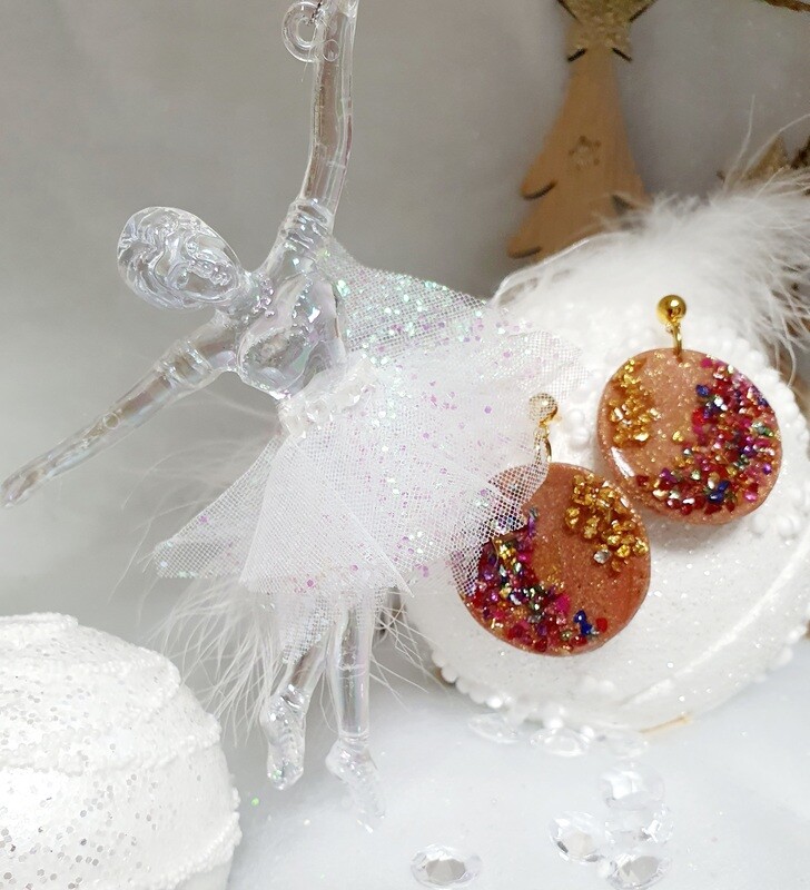 💝 Bijoux de Fêtes 💝 Originales et colorées B.O rondes en argile Polymère rose mordoré. Pépites de métal multicolores. Création artisanale. Exemplaire unique.
