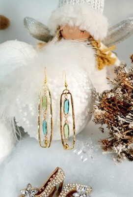 💚💙 Rafinées et élégantes B.O rectangulaires plaquées Or. Pendentifs ovales sertis en cristal vert et bleu inversés 💙💚 Création artisanale. Modèle unique.