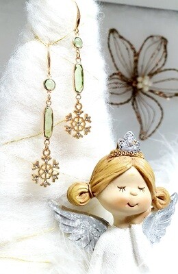 💚 Très jolies et très légères B.O dorées. Connecteurs en cristal vert d&#39;eau. Flocons de neige❄️❄️strassés.  Création artisanale. Modèle unique.