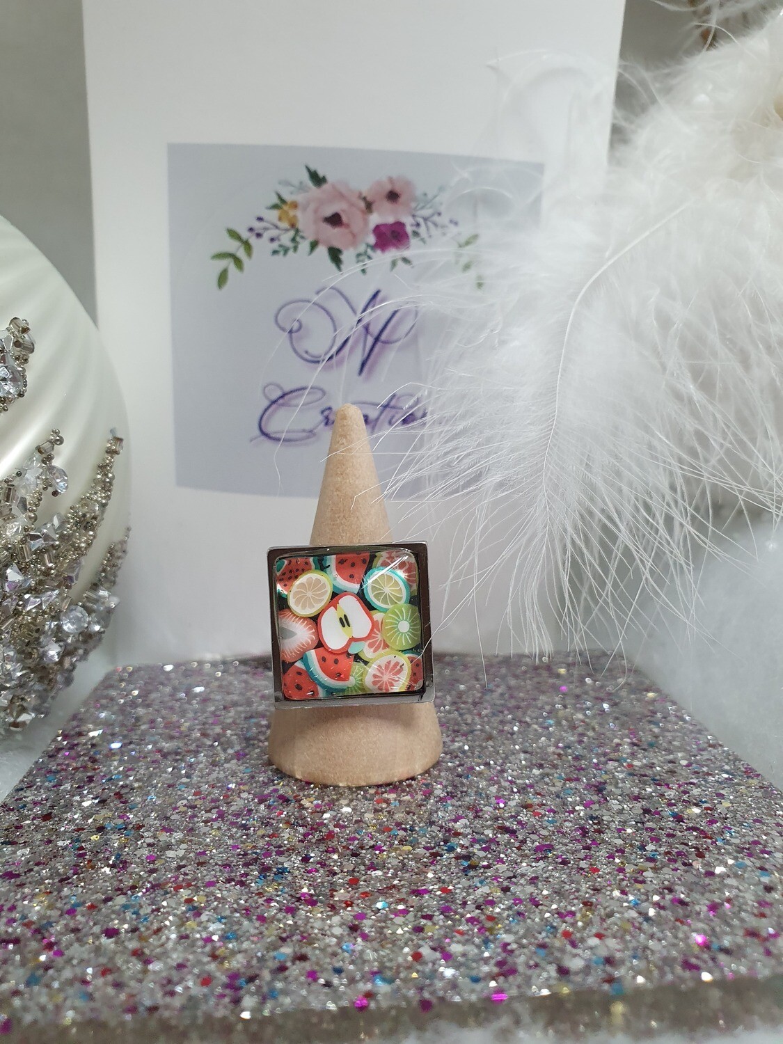 🍏🍋🍓 Bague ouverte acier inoxydable. Cabochon carré décor tutti frutti. Création artisanale. Modèle unique.