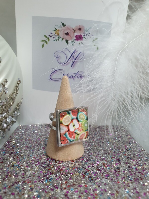 🍏🍋🍓 Bague ouverte acier inoxydable. Cabochon carré décor tutti frutti. Création artisanale. Modèle unique.