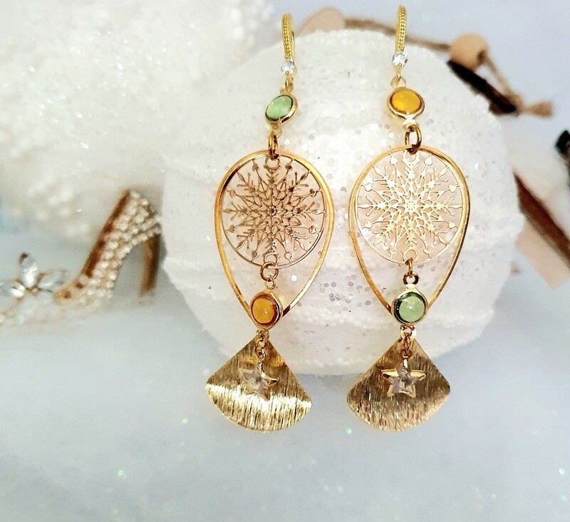 ❄️💖 Très jolies boucles d&#39;oreilles dorées Flocons de neige filigranes. Connecteurs sertis en verre jaune et vert, inversés. Création artisanale. Modèle unique.