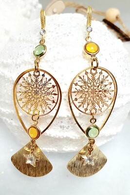 ❄️💖 Très jolies boucles d&#39;oreilles dorées Flocons de neige filigranes. Connecteurs sertis en verre jaune et vert, inversés. Création artisanale. Modèle unique.