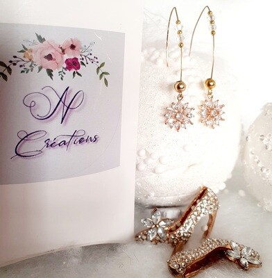 💖 Ravissantes boucles d&#39;oreilles asymétriques, dorées. Pendentifs flocons de neige et perles toupies en cristal taillé ❄️ Création artisanale. Modèle unique.