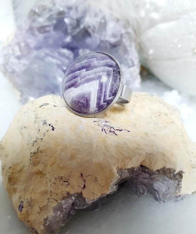 💜 Bague acier inoxydable, ajustable. Cabochon bombé diam.20mm en véritable Améthyste Chevron de qualité. Création artisanale
