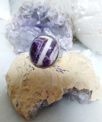 💜 Bague acier inoxydable, ajustable. Cabochon bombé diam.20mm en véritable Améthyste Chevron de qualité. Création artisanale.