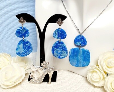 💙 Très jolie parure collier et boucles d&#39;oreilles Polymère bleues marbrées pailletées. Création artisanale. Exemplaire unique.