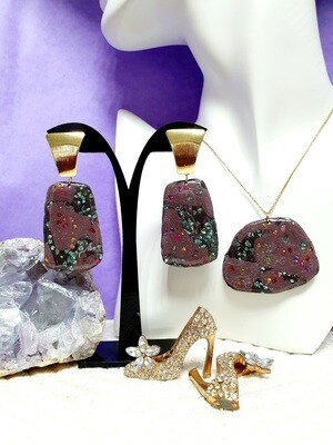 💜 Originale et scintillante 💜 Parure collier et boucles d&#39;oreilles baroques en argile Polymère. Création artisanale. Modèle unique.