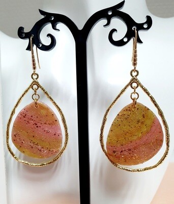 💗 Très jolies boucles d&#39;oreilles gouttes en argile Polymère roses et Or, pailletées. Création artisanale. Exemplaire unique.