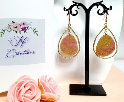 💗 Très jolies boucles d&#39;oreilles gouttes en argile Polymère roses et Or, pailletées. Création artisanale. Exemplaire unique.