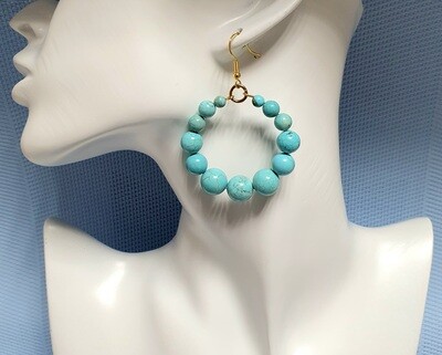 💙 Jolies créoles dorées. Dégradé de perles turquoises. Création artisanale. Exemplaire unique.