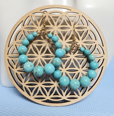 💙 Jolies créoles dorées. Dégradé de perles turquoises. Création artisanale. Exemplaire unique.