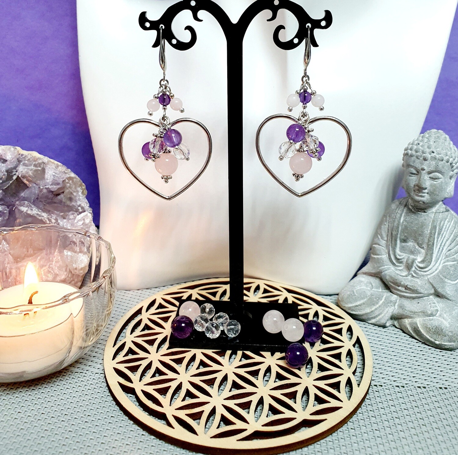 💜 AMÉTHYSTE-CRISTAL DE ROCHE-QUARTZ ROSE 💜 TRIANGLE D&#39;OR.  Boucles d&#39;oreilles coeurs en acier et véritables perles naturelles de qualité. Création artisanale. Exemplaire unique.