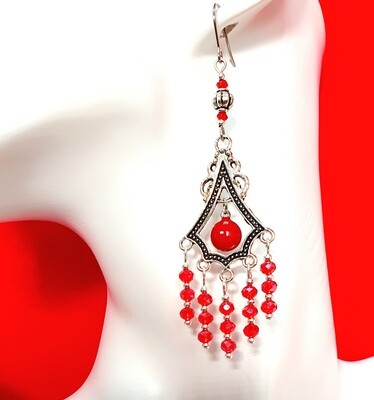 ❤️ BOHÊME❤️ Superbes boucles d&#39;oreilles chandeliers en acier inoxydable. Perles facettées en cristal rouge rubis. Création artisanale. Exemplaire unique