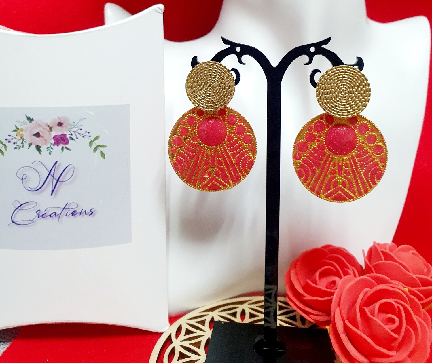 ❤️ Élégantes et rafinées ❤️ Boucles d&#39;oreilles rondes filigranes dorées. Argile Polymère rouge. Création artisanale. Exemplaire unique.