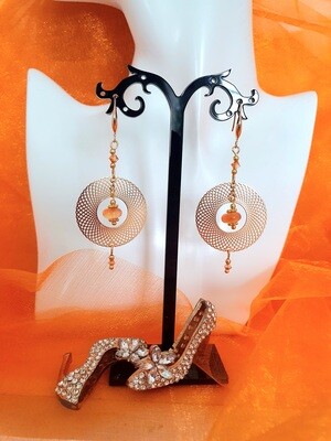 💖 Rafinées et ultra féminines 💄 Superbes boucles d'oreilles estampes filigranes dorées. Perles plates en véritable Cornaline de qualité. Création artisanale. Exemplaire unique.