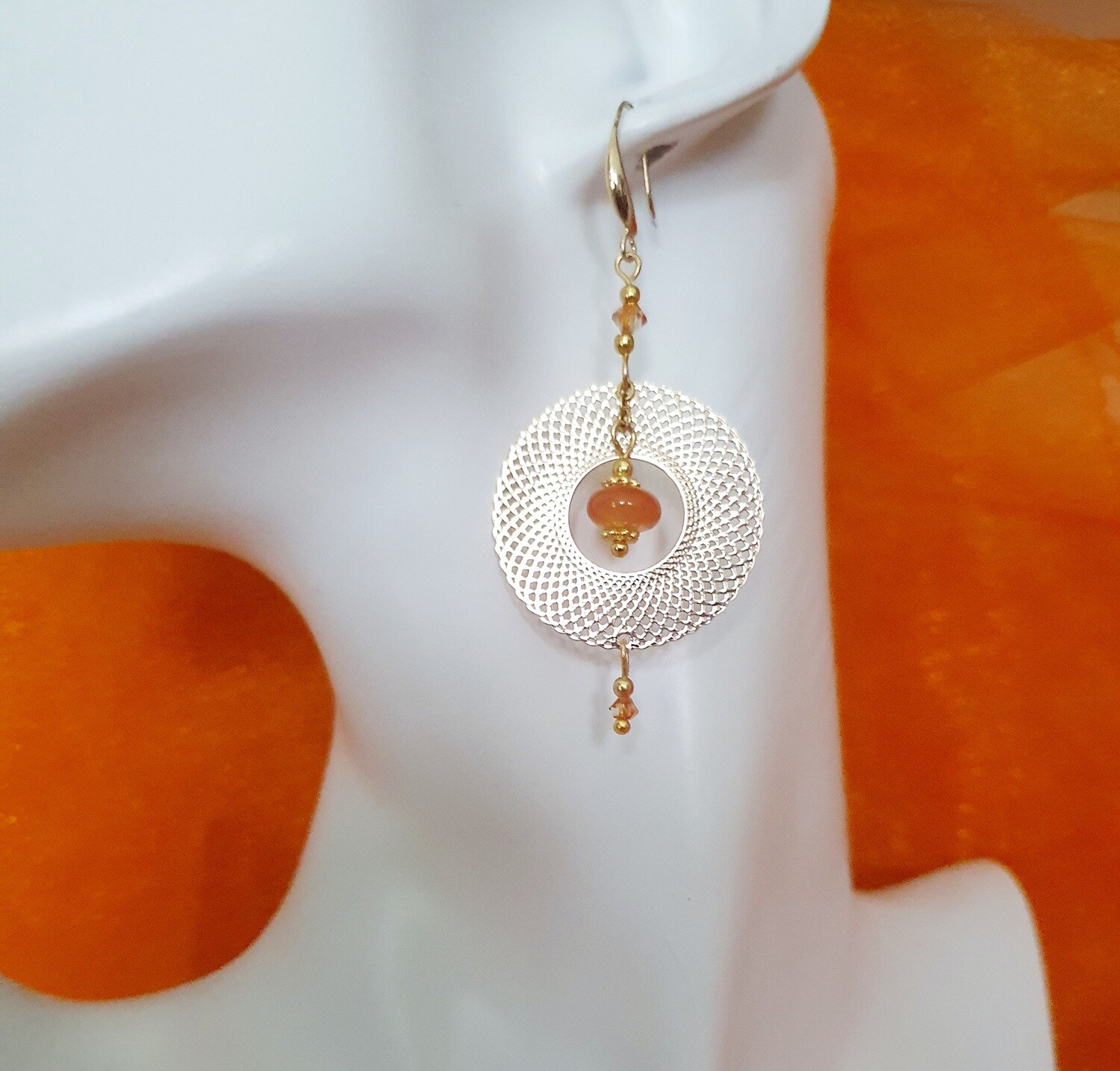 💖 Rafinées et ultra féminines 💄 Superbes boucles d&#39;oreilles estampes filigranes dorées. Perles plates en véritable Cornaline de qualité. Création artisanale. Exemplaire unique.