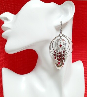 💞 Romantiques 💞 Très jolis Attrape-rêves cœurs en acier inoxydable. Petites perles facettées en cristal couleur rouge grenat. Création artisanale. Exemplaire unique.