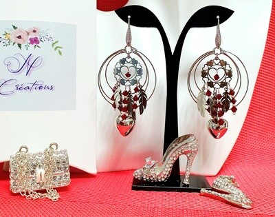 💞 Romantiques 💞 Très jolis Attrape-rêves cœurs en acier inoxydable. Petites perles facettées en cristal couleur rouge grenat. Création artisanale. Exemplaire unique.