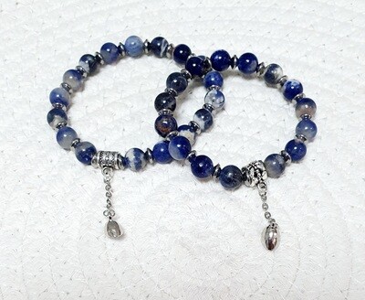 💙💙 Couple de bracelets extensibles pour les amoureux reliés par un petit coeur aimanté 💞 Perles en véritable SODALITE bleue. Création artisanale. Exemplaire unique.