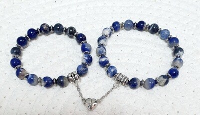💙💙 Couple de bracelets extensibles pour les amoureux reliés par un petit coeur aimanté 💞 Perles en véritable SODALITE bleue. Création artisanale. Exemplaire unique.