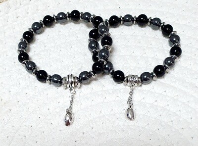 💘💘 Couple de bracelets extensibles pour les amoureux reliés par un petit coeur aimanté. Perles en véritable ONYX NOIR et HÉMATITE gris métal. Création artisanale. Exemplaire unique