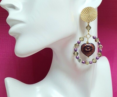 💚💜 Cristal  de Bohême 💜💚  Poétiques et élégantes B.O créoles dorées. Perles facettées en cristal de Bohême vert et mauve. Pendentifs cœurs 💕 Création artisanale. Exemplaire unique.