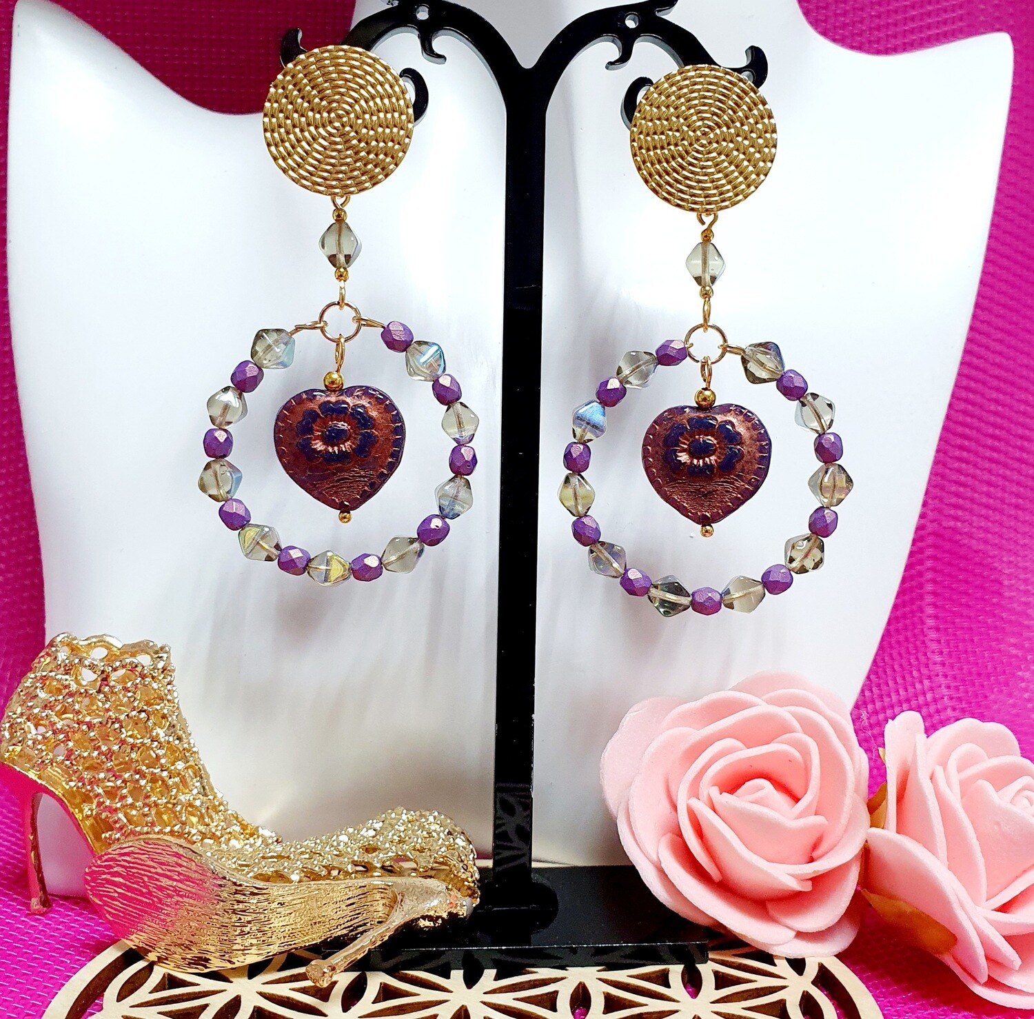 💚💜 Cristal  de Bohême 💜💚  Poétiques et élégantes B.O créoles dorées. Perles facettées en cristal de Bohême vert et mauve. Pendentifs cœurs 💕 Création artisanale. Exemplaire unique.