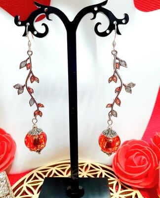 💖 Ravissantes et ultra féminines 💄
B.O branches argentées et perles en résine rouge orangée translucides 🤩 Création artisanale. Exemplaire unique.