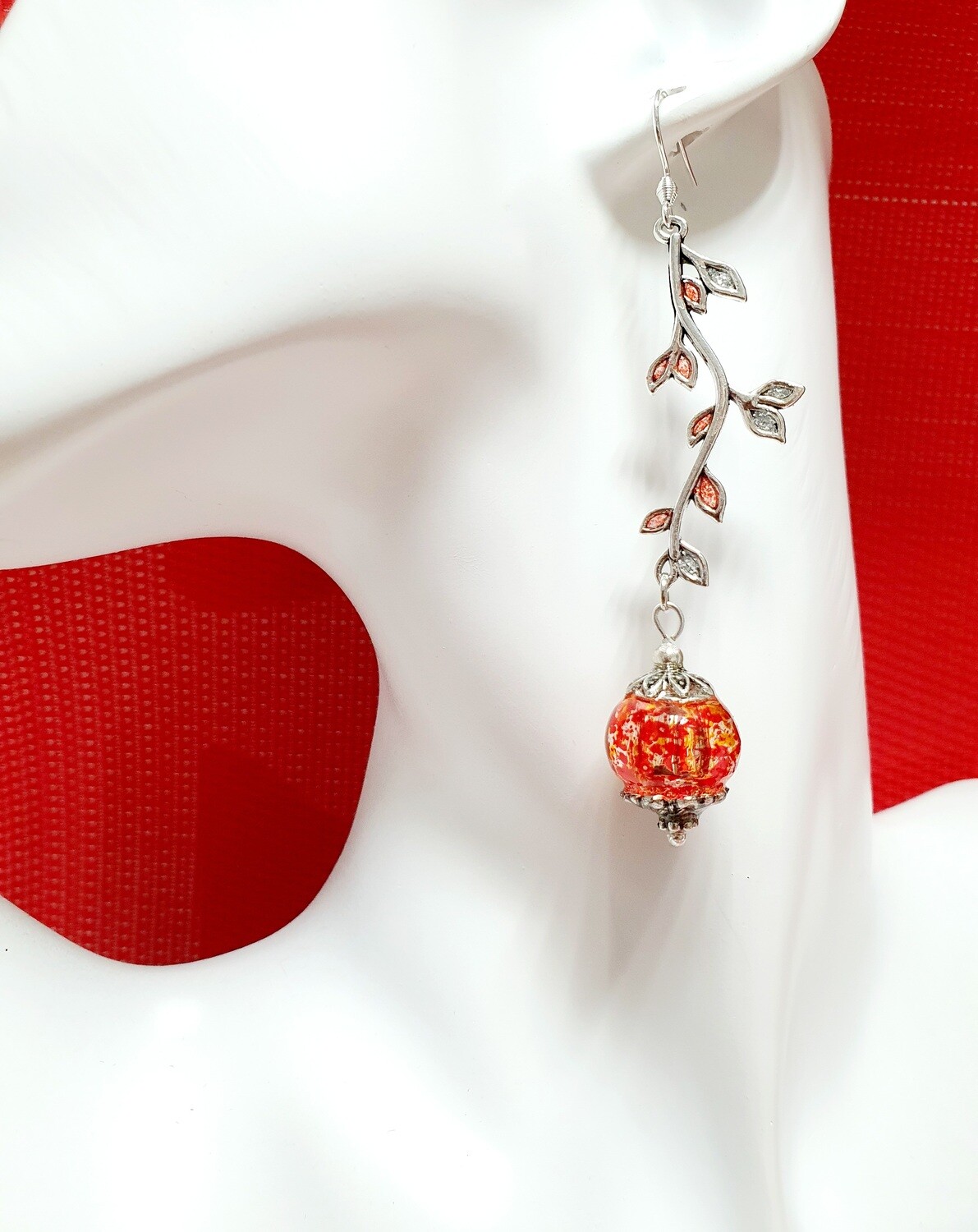 💖 Ravissantes et ultra féminines 💄
B.O branches argentées et perles en résine rouge orangée translucides 🤩 Création artisanale. Exemplaire unique.