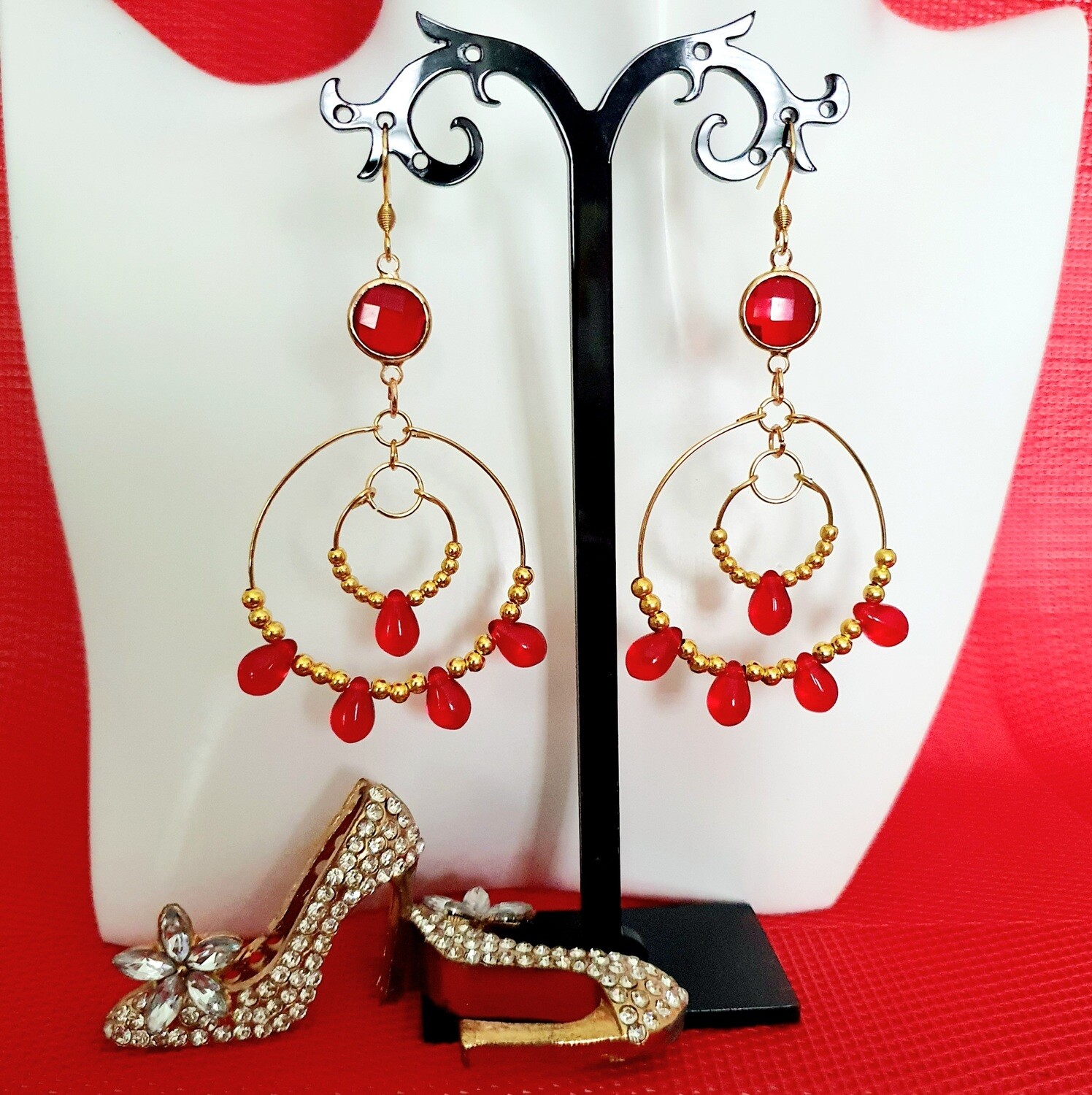 💋 Rouge Glamour 💄 Ravissantes créoles dorées. Gouttes en verre rouge translucide. Connecteurs cristal facetté rouge rubis ❤ Création artisanale. Exemplaire unique.