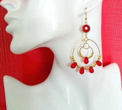💋 Rouge Glamour 💄 Ravissantes créoles dorées. Gouttes en verre rouge translucide. Connecteurs cristal facetté rouge rubis ❤ Création artisanale. Exemplaire unique.