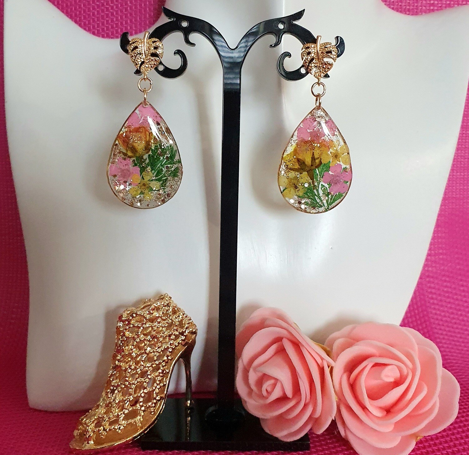 💐 Bouquet de Printemps 💐 Rafinées et bucoliques B.O gouttes en résine et fleurs séchées. Poudre d&#39;or. Création artisanale. Exemplaire unique
