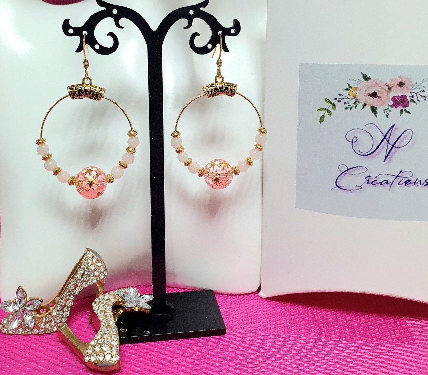 🌸 Sakura 🌸 Ravissantes créoles dorées japonisantes. Perles en verre roses délicatement ornées de fleurs de cerisier 🌸 Création artisanale. Exemplaire unique.