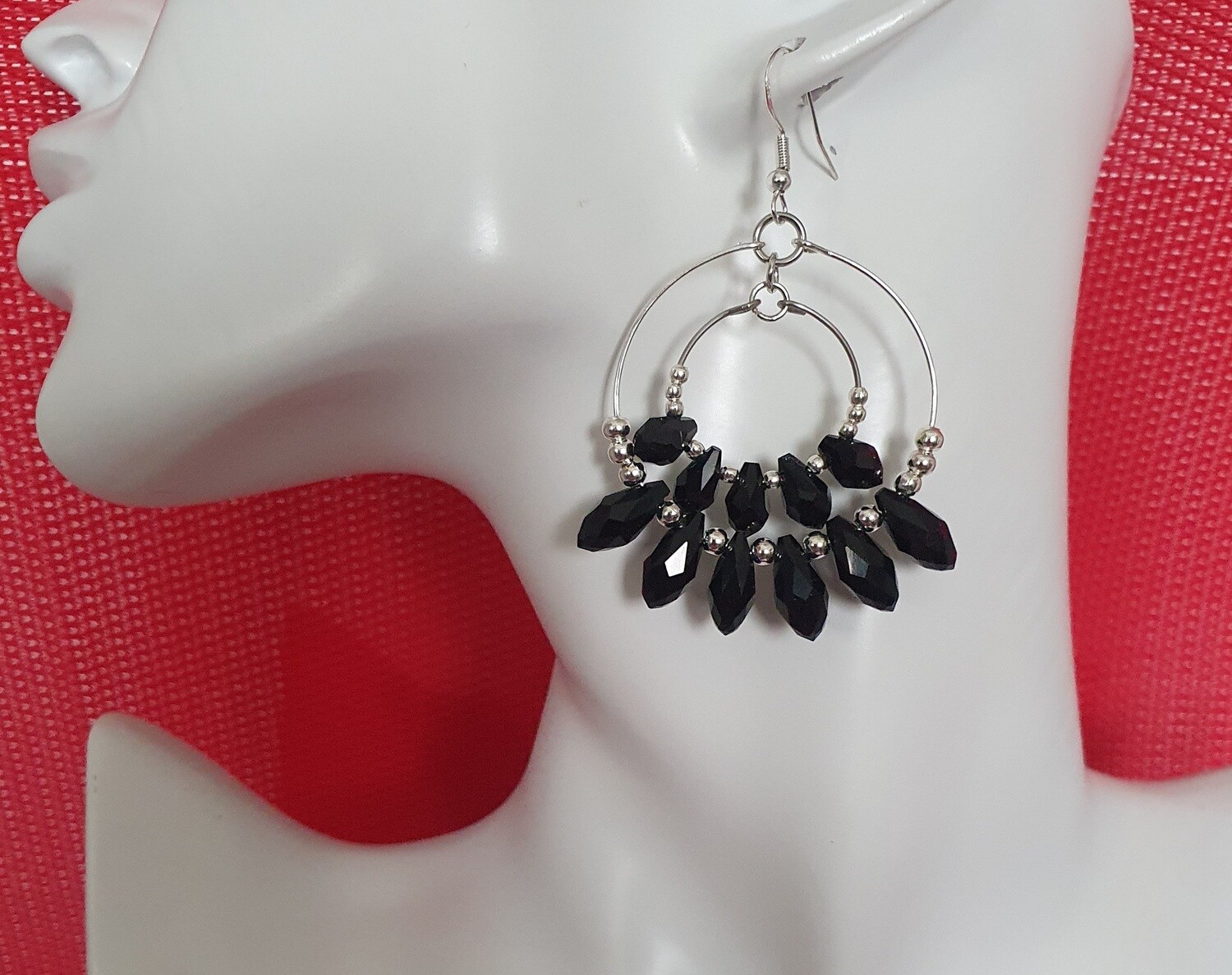 🖤 Cristal noir 🖤 Élégantes et scintillantes doubles créoles en acier et gouttes de cristal noir, facettées. La beauté intemporelle du Noir. Création artisanale. Modèle unique.
