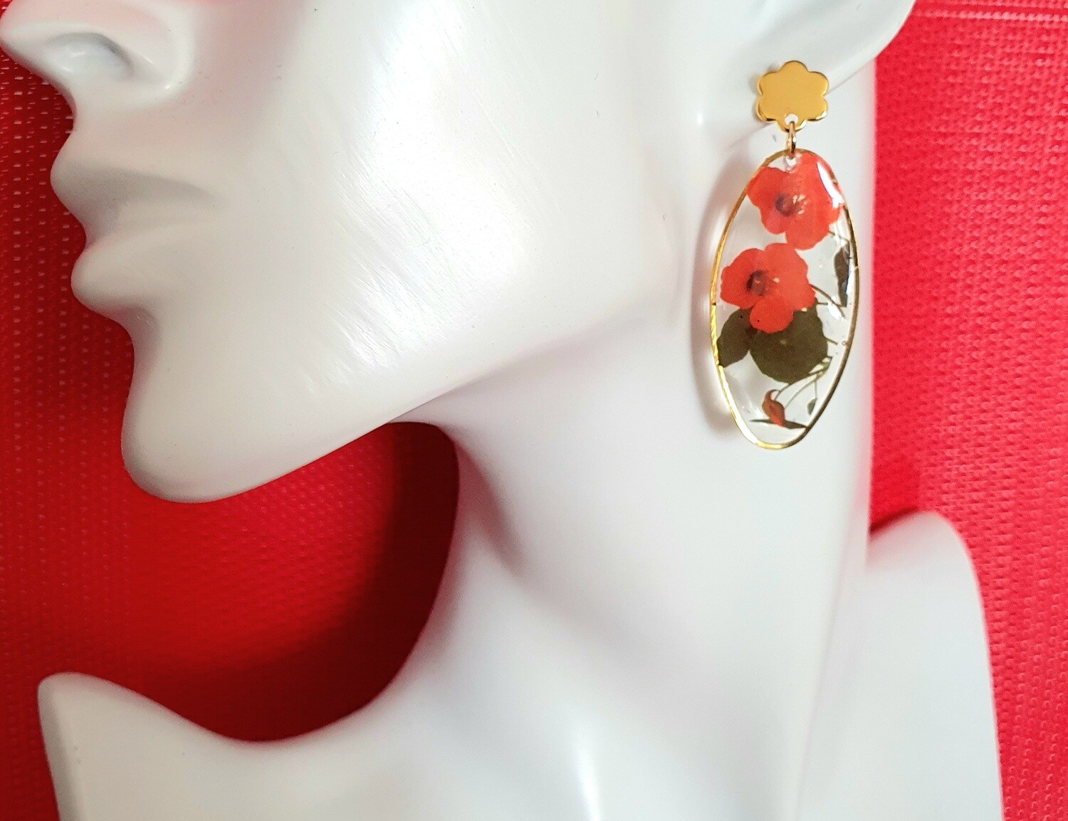 💐 COQUELICOTS 💐 Originales et élégantes. Boucles d&#39;oreilles en acier doré, ovales et transferts coquelicots dans résine. Création artisanale. Modèle unique.