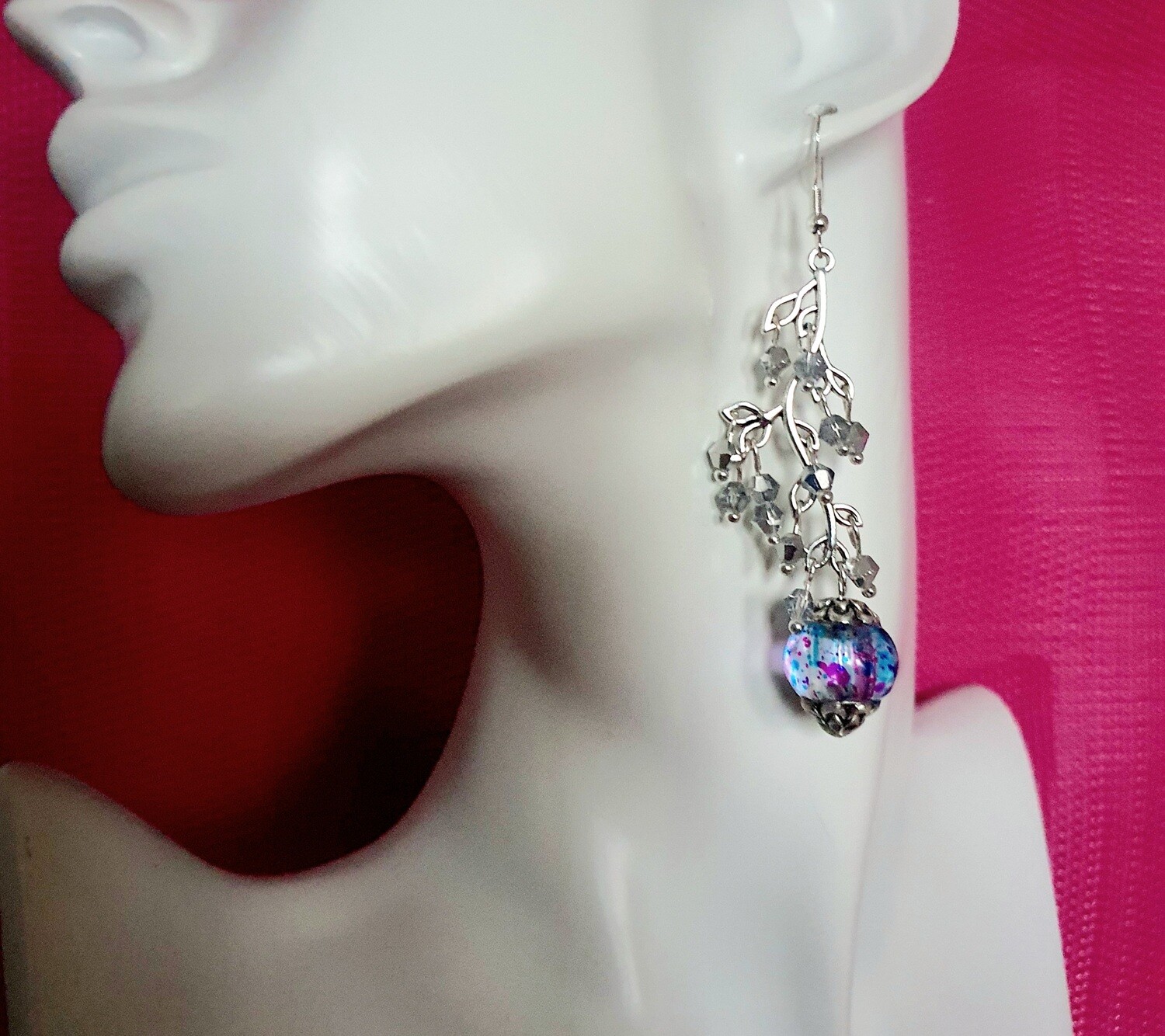 💖 Scintillantes et ultra féminines 💄 Boucles d&#39;oreilles branches. Toupies en cristal argent et perles en verre,  tachetées. Création artisanale. Exemplaire unique.