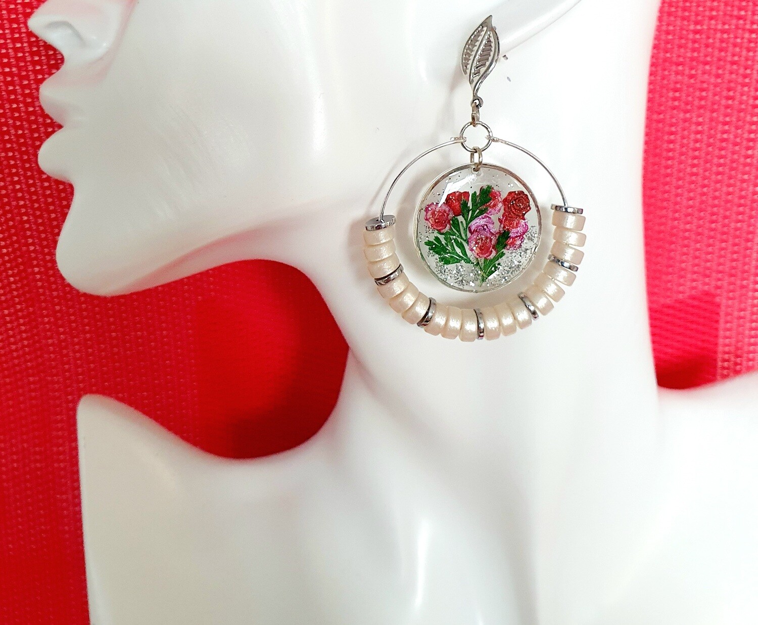 🌹&#39;&#39;Bouquets de roses&#39;&#39;🌹Bohême, très jolies boucles d&#39;oreilles argentées. Perles heishis, résine et bouquets de roses. Création artisanale. Exemplaire unique.