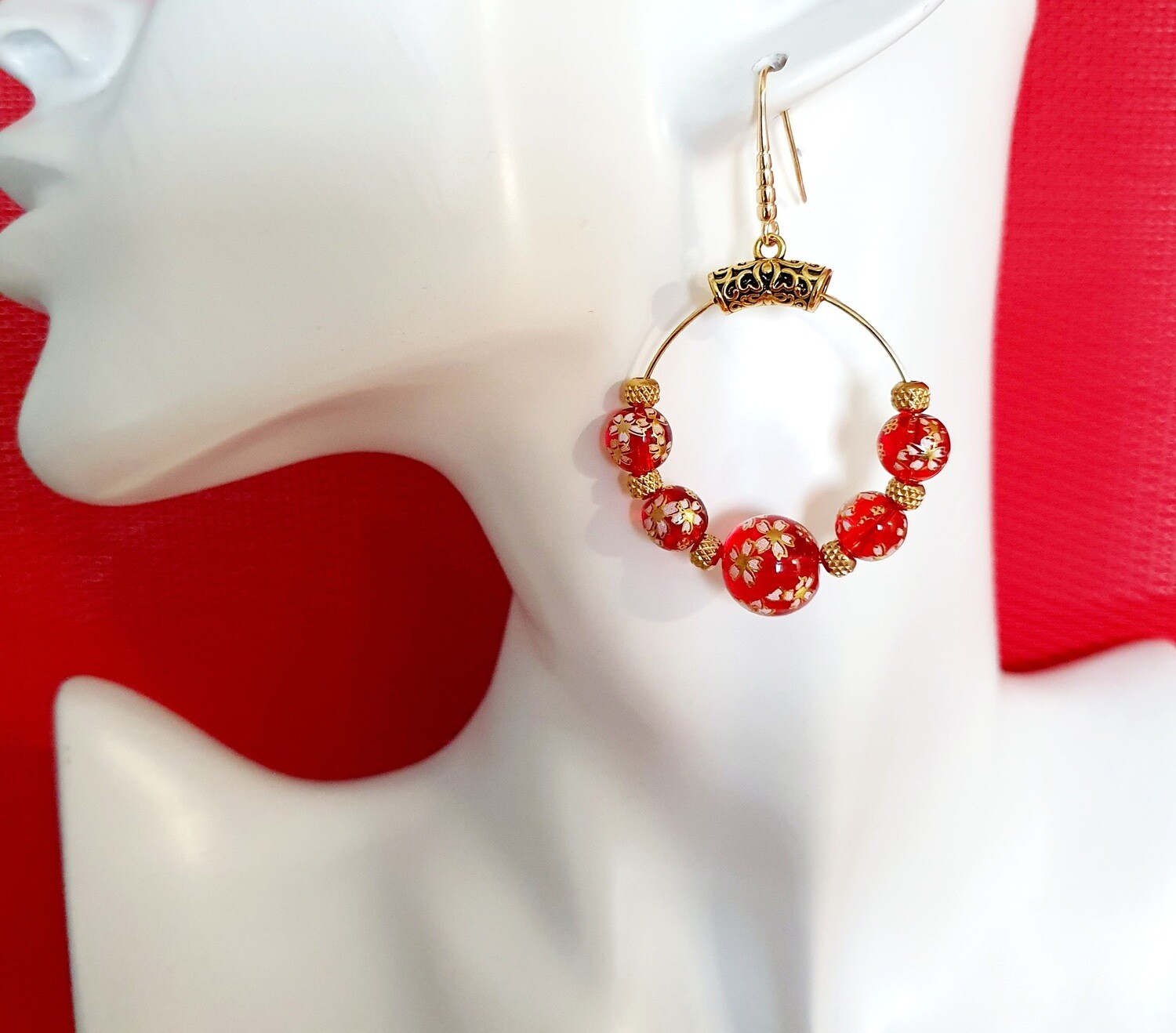 🌸 &#39;&#39;Tensha&#39;&#39;🌸 Magnifiques créoles dorées. Perles en verre rouge, ornées de fleurs 🌸 de cerisier. Création artisanale. Exemplaire unique.